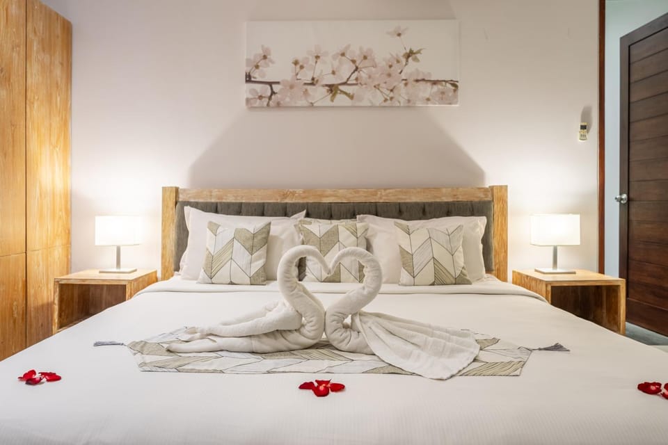 Bed, Photo of the whole room, Bedroom, towels