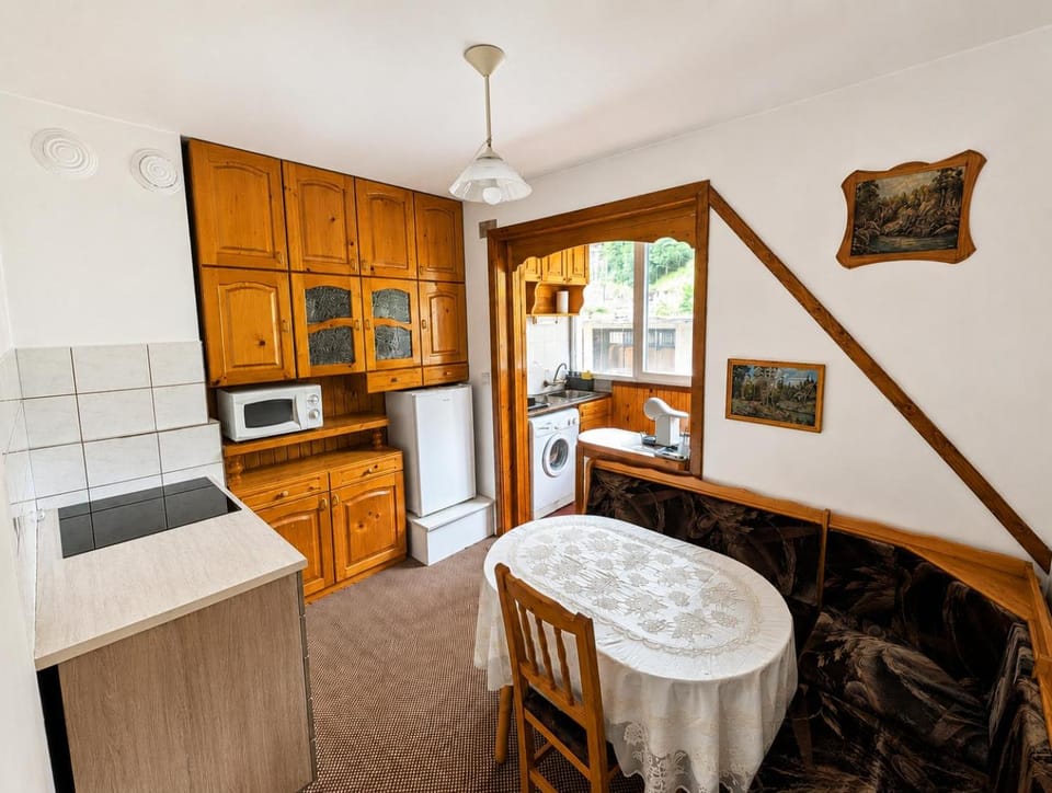 Communal lounge/ TV room, Bed, Library, TV and multimedia, Living room, Photo of the whole room, Seating area, Evening entertainment, Bedroom, Mountain view, Inner courtyard view, heating