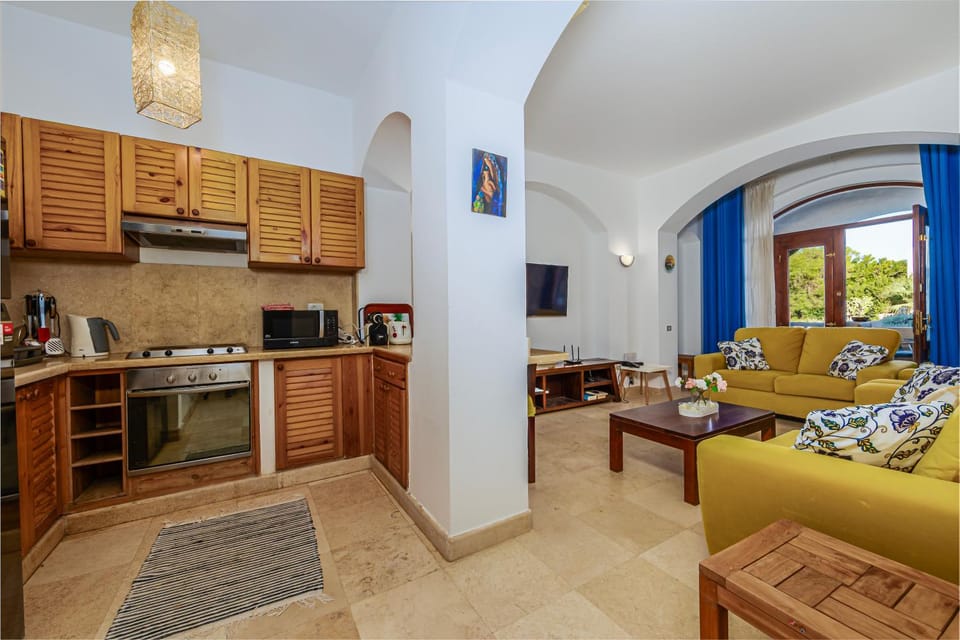 Kitchen or kitchenette, Living room