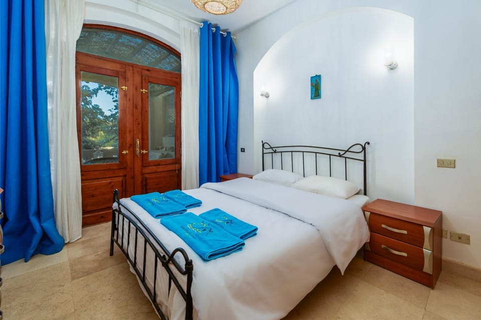Bed, Bedroom, towels