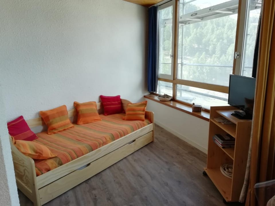 Bed, TV and multimedia, Bedroom