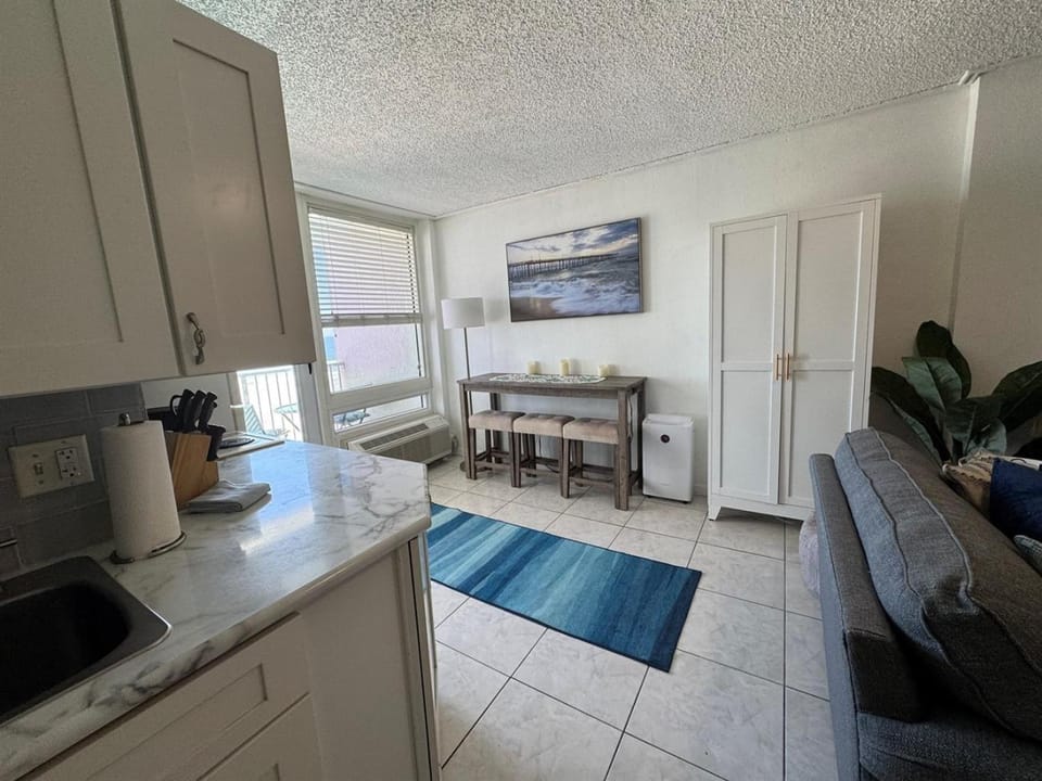 Direct ocean front view 1 bedroom 2 Pools Apartment in Florida