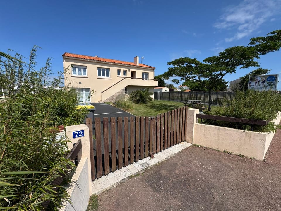 Clim ,Logement 6 couchages, 3 chambres , jardin , parking , fibre , proche port et commerces House in Olonne-sur-Mer