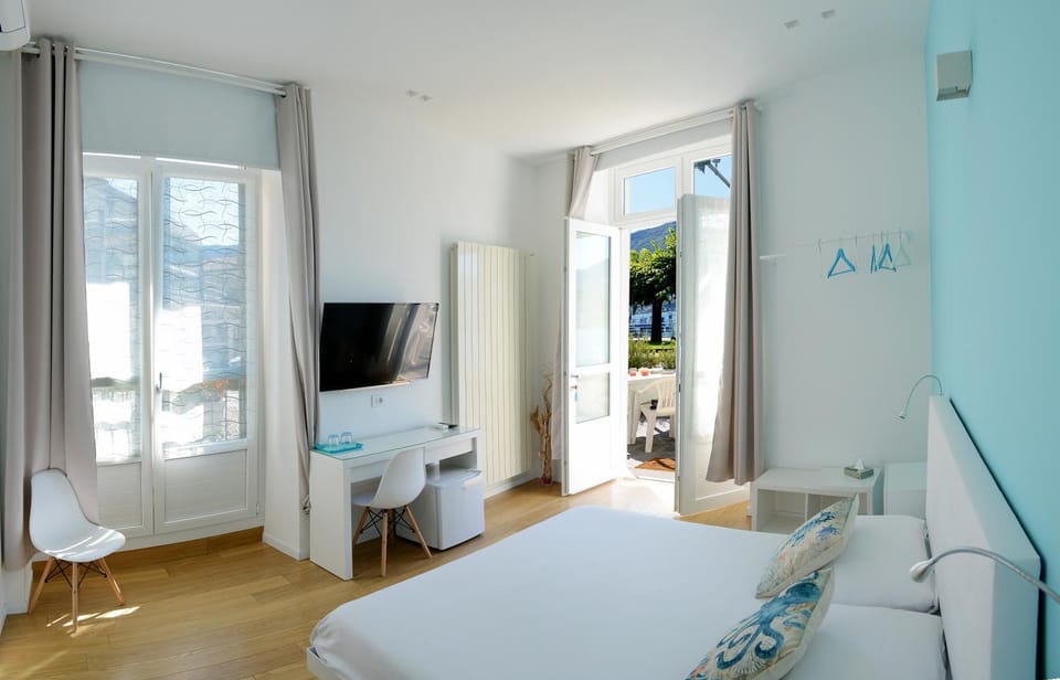 Bed, TV and multimedia, Photo of the whole room, Bedroom, acessibility