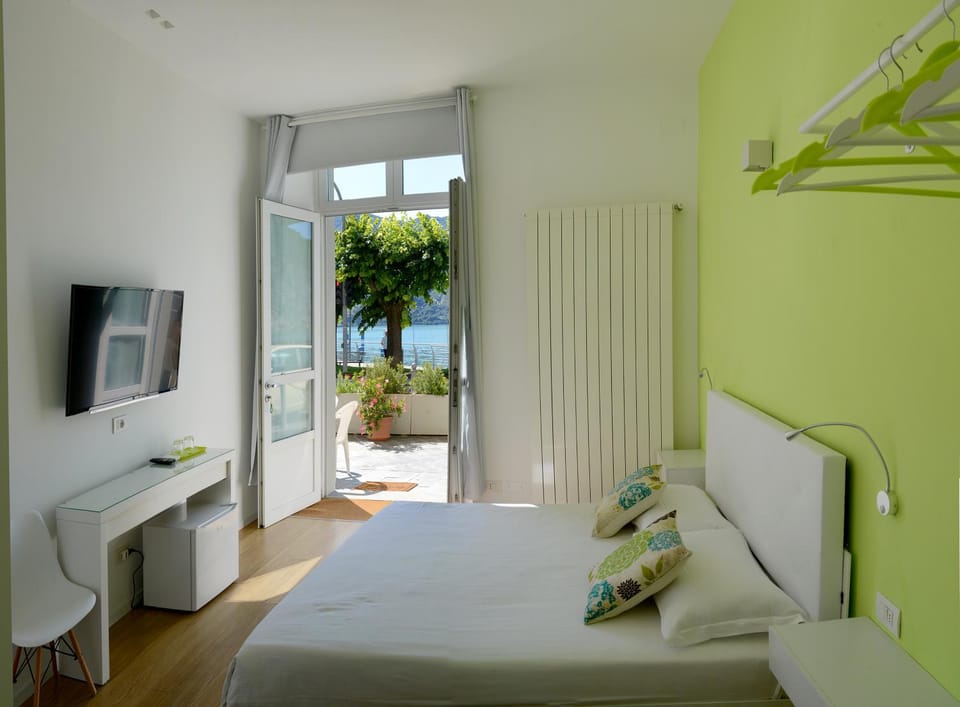 Bed, TV and multimedia, Photo of the whole room, Bedroom, Lake view, Mountain view