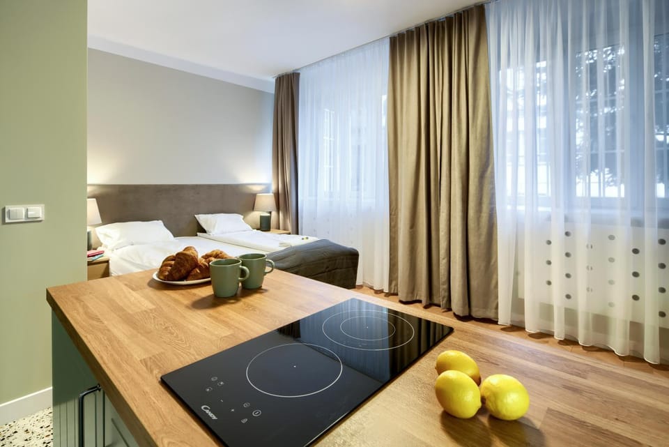 Bed, Kitchen or kitchenette, Photo of the whole room, stove, kitchen