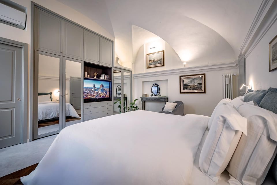 Bed, TV and multimedia, Bedroom