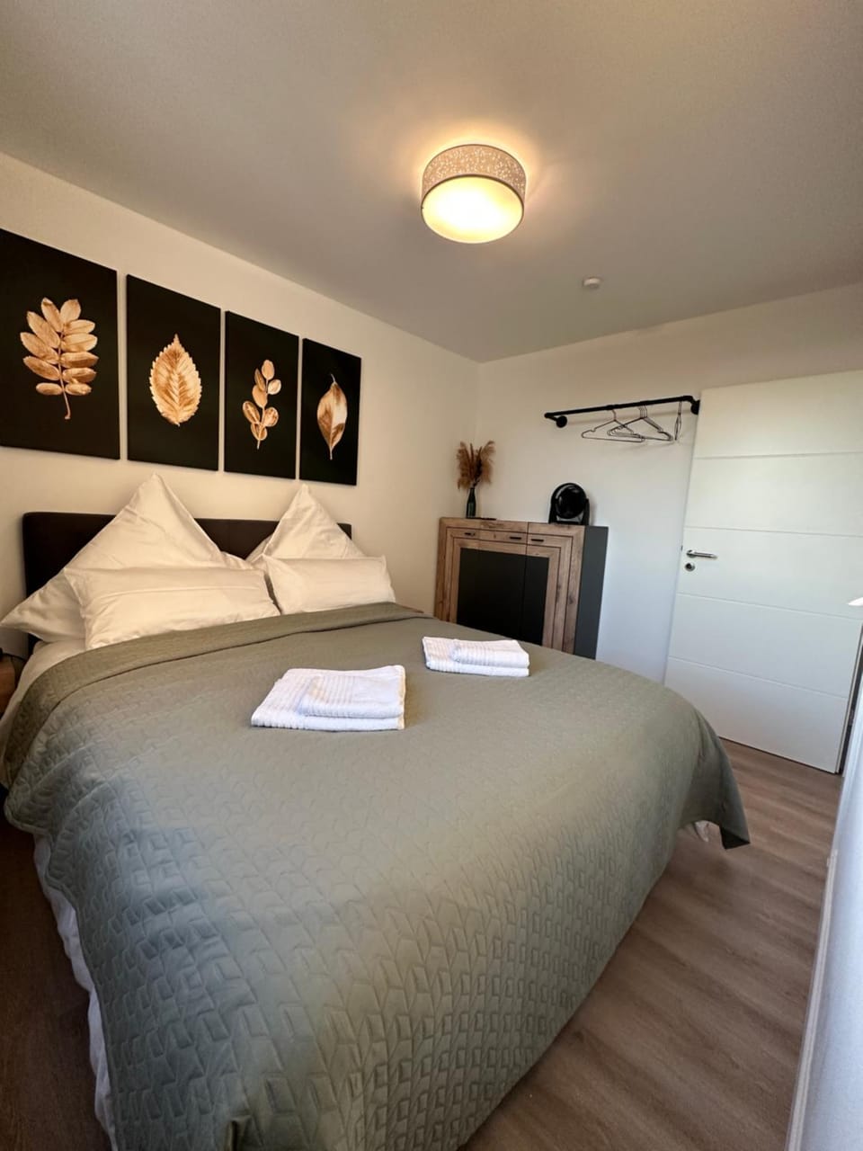 Bed, Photo of the whole room, Bedroom, fireplace, wardrobe