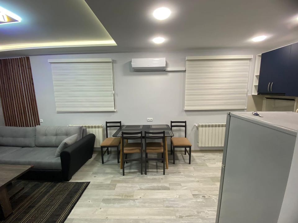Kitchen or kitchenette, air conditioner