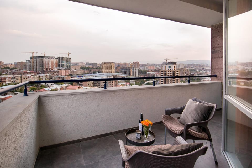 Patio, Day, View (from property/room), Balcony/Terrace, Seating area, City view, Mountain view