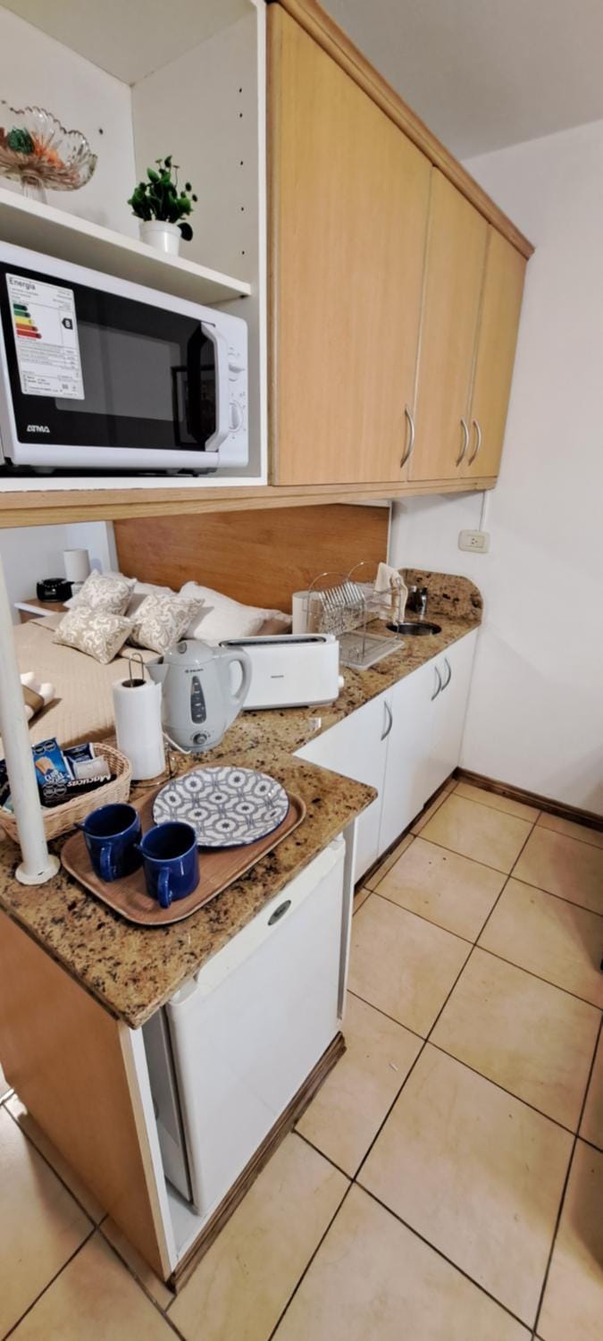 Coffee/tea facilities, Kitchen or kitchenette, Dining area, minibar, toaster