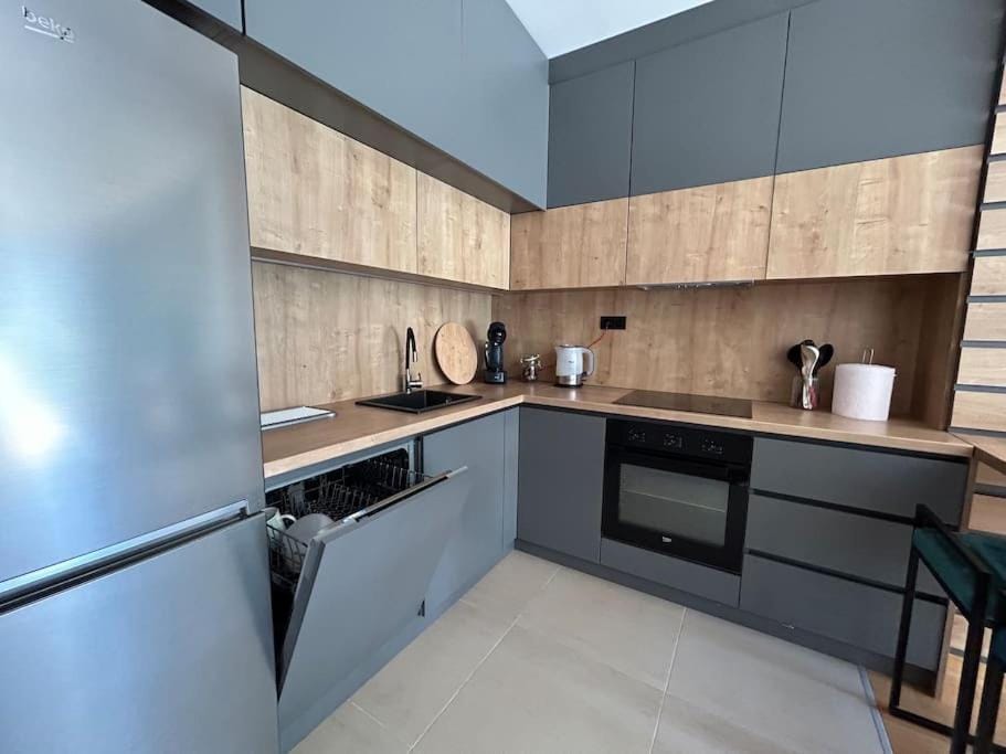 Coffee/tea facilities, Kitchen or kitchenette, dishwasher, stove