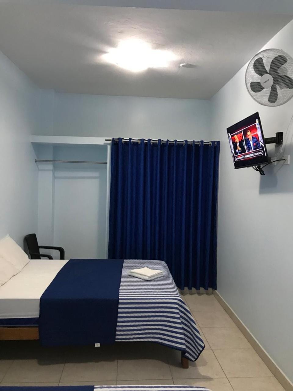 Bed, Bathroom, TV and multimedia, Photo of the whole room, Bedroom, Family, fireplace, locker