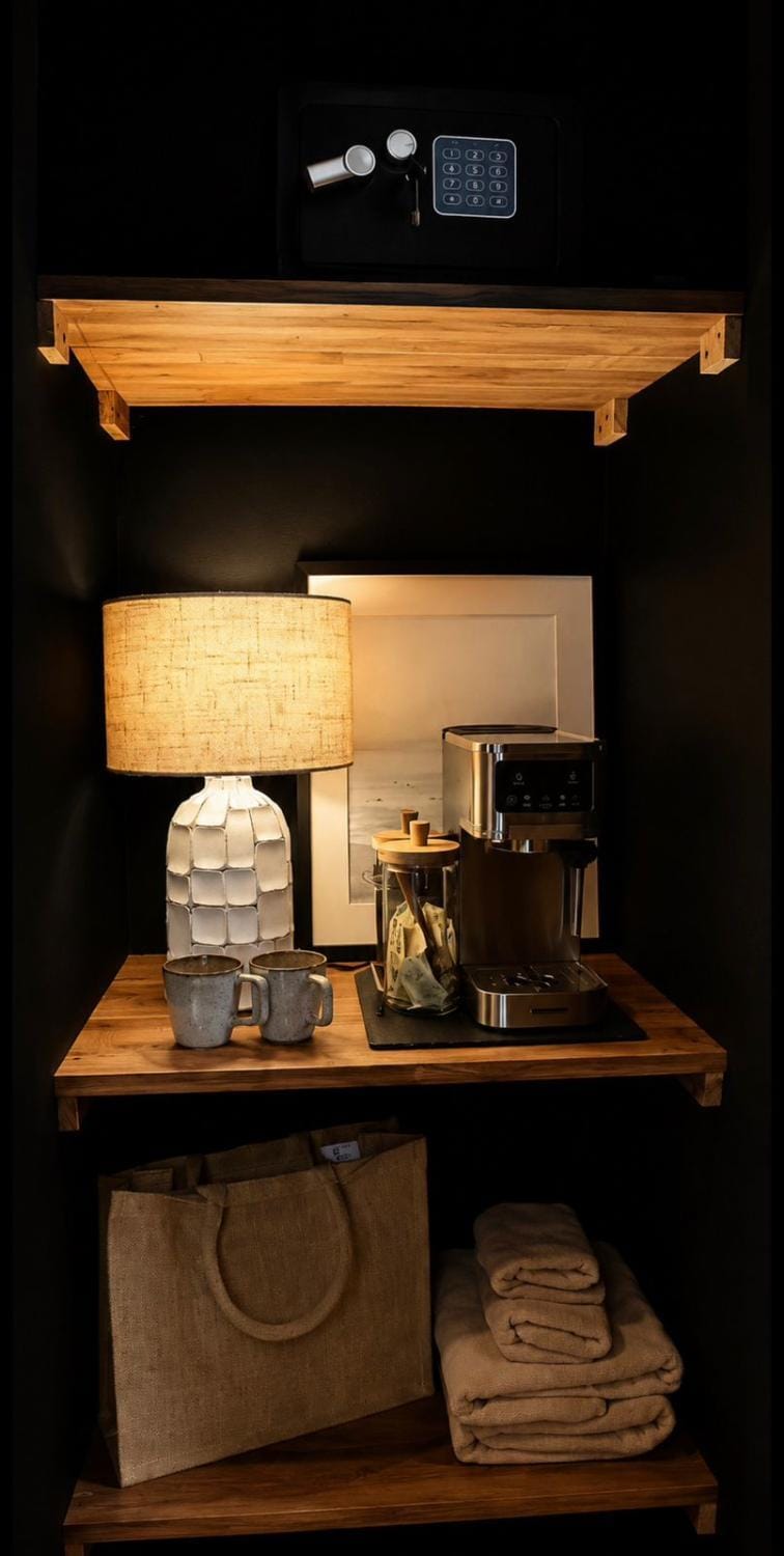 Coffee/tea facilities, Bedroom, safe, towels