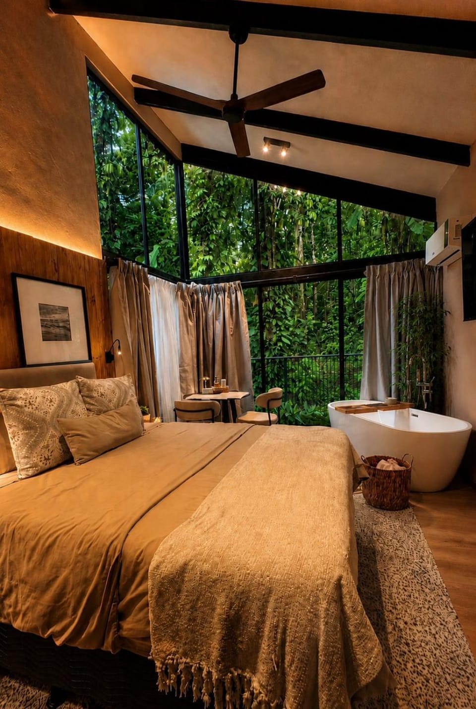 Bed, Photo of the whole room, Bedroom