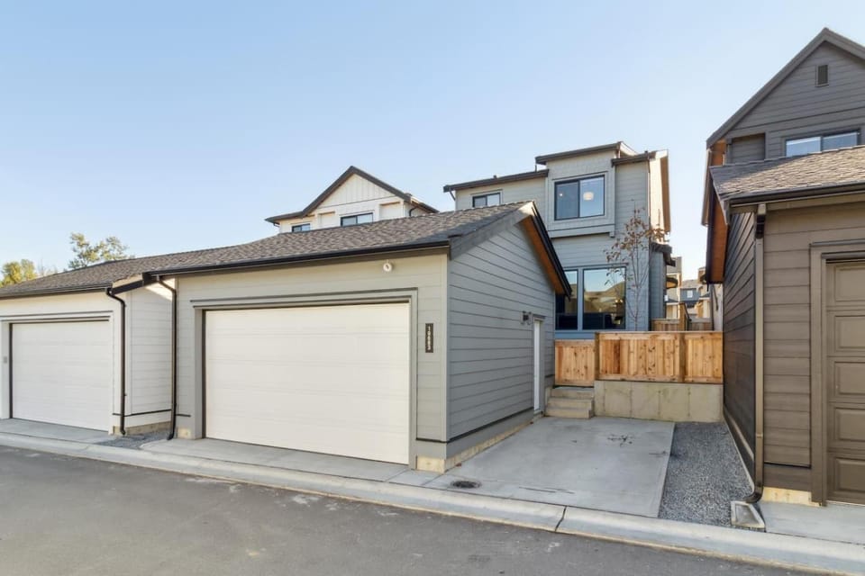 Sparsh Villas - Luxurious & Stylish 2BR PSuite House in British Columbia