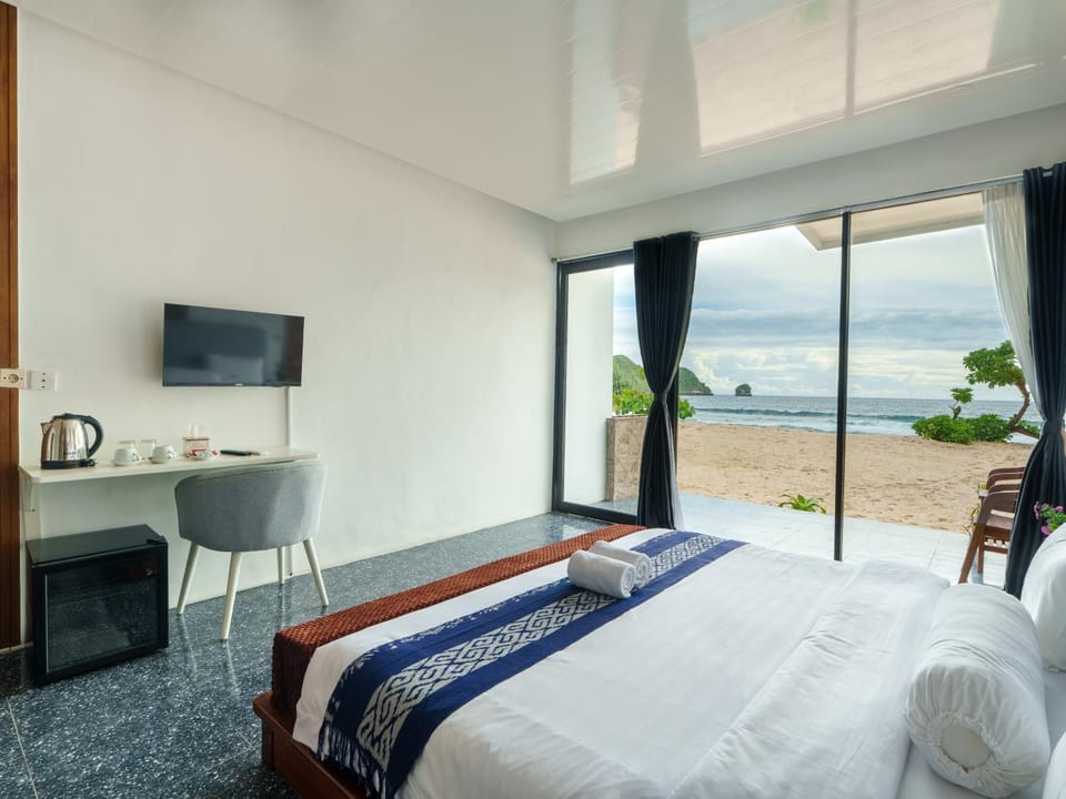 View (from property/room), Photo of the whole room, Bedroom, Sea view