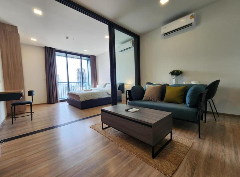 Bed, Living room, Photo of the whole room, Seating area, Bedroom, air conditioner