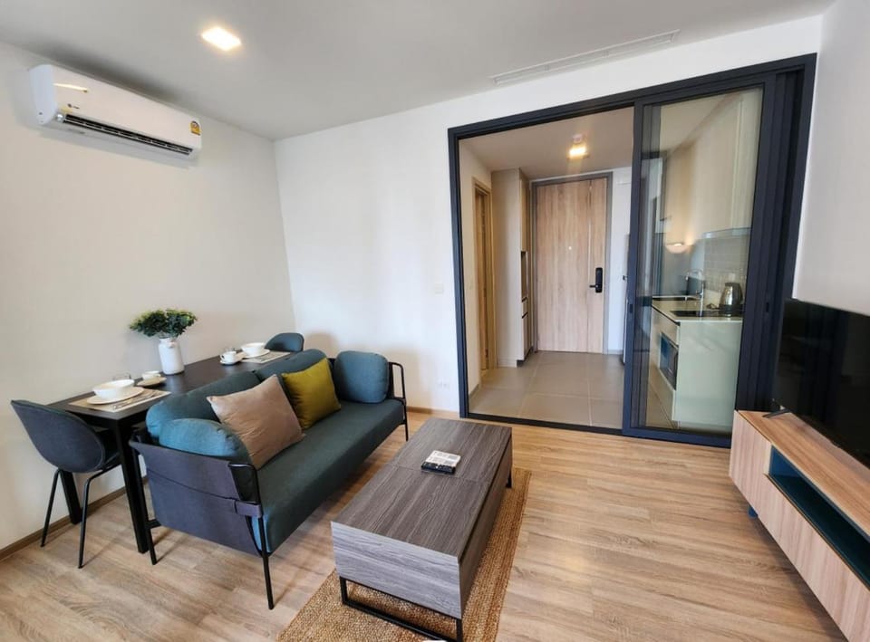 TV and multimedia, Living room, Seating area, air conditioner