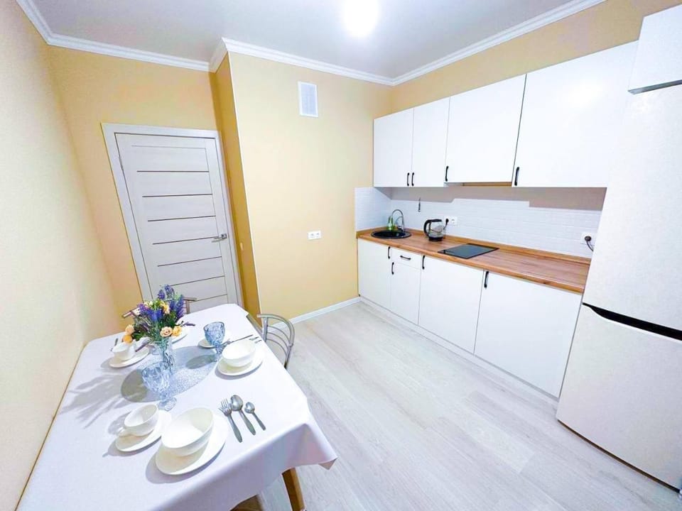 Coffee/tea facilities, Kitchen or kitchenette, Dining area, stove