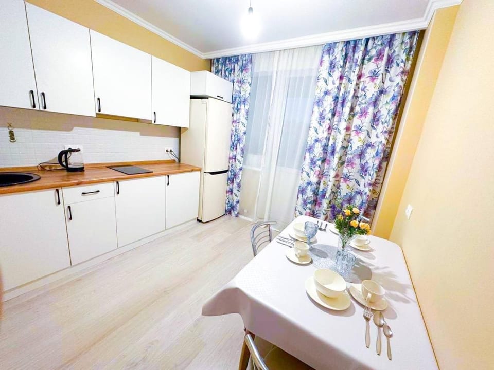 Coffee/tea facilities, Kitchen or kitchenette, Food and drinks, Dining area, Food, minibar, stove