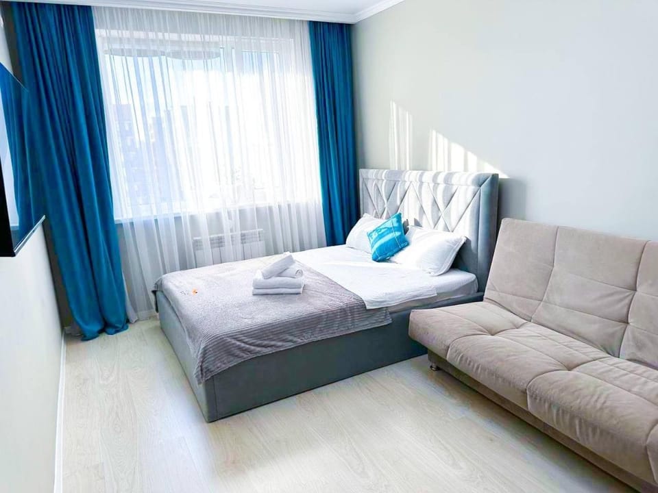 Bed, Living room, Photo of the whole room, Seating area, Bedroom