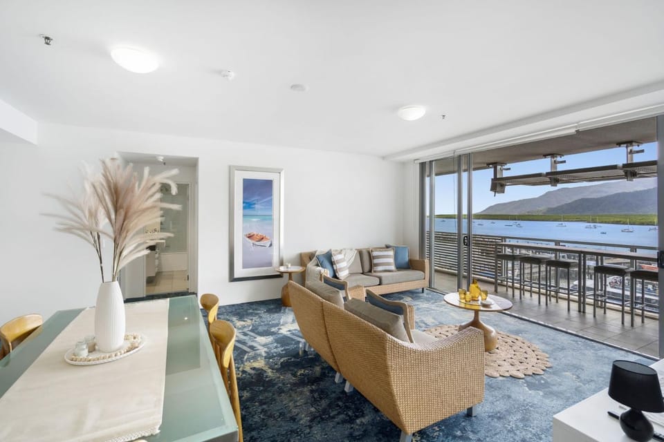 Natural landscape, View (from property/room), Balcony/Terrace, Living room, Seating area, Dining area, River view