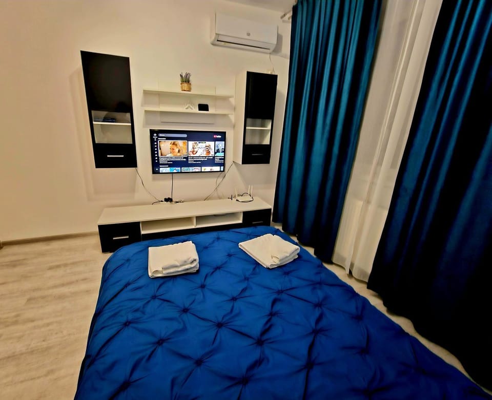 Bed, TV and multimedia, Photo of the whole room, Bedroom, air conditioner