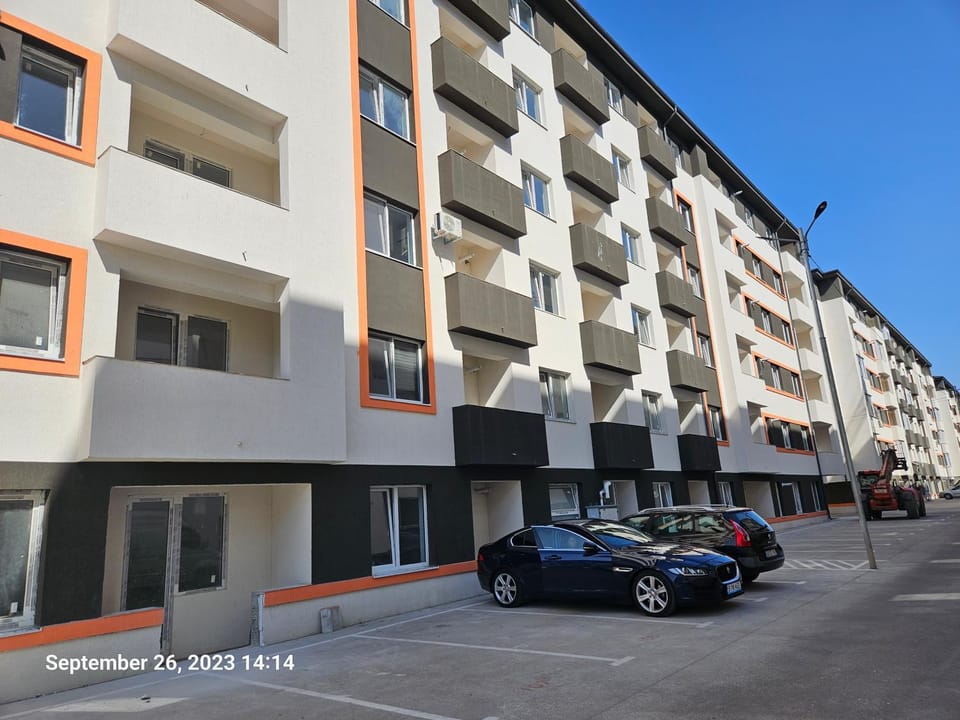 Property building, Day, Neighbourhood, Location, Parking