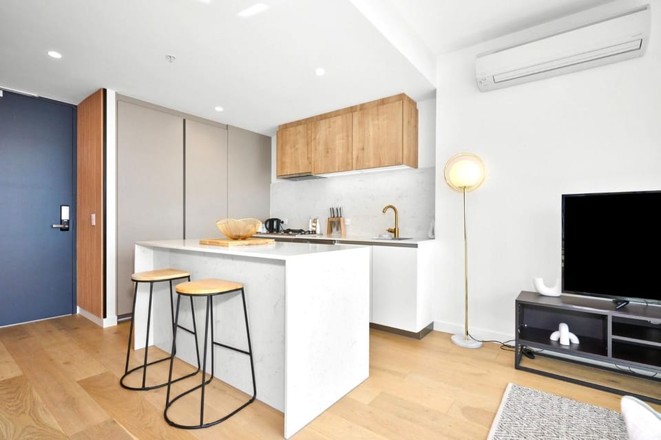 TV and multimedia, Kitchen or kitchenette, Dining area, oven, stove, air conditioner