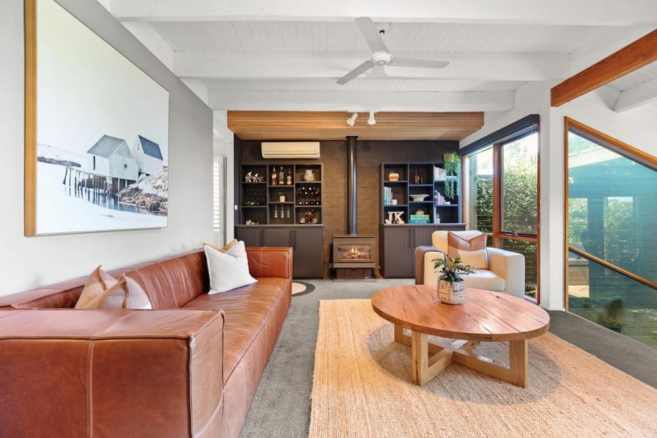 Living room, fireplace, internet