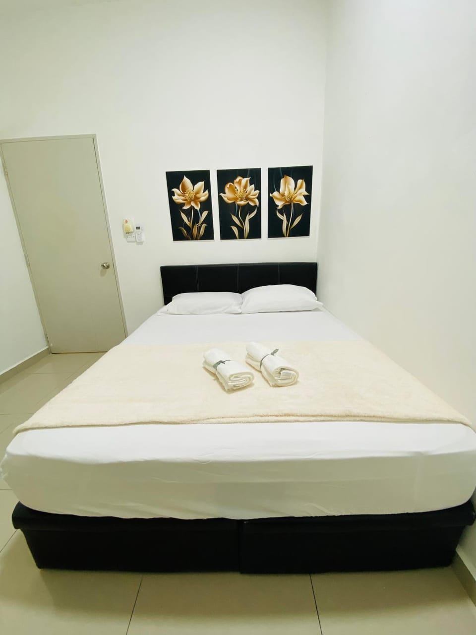 Bed, Photo of the whole room, Bedroom, towels