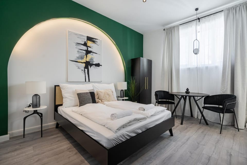 Bed, TV and multimedia, Seating area, Bedroom