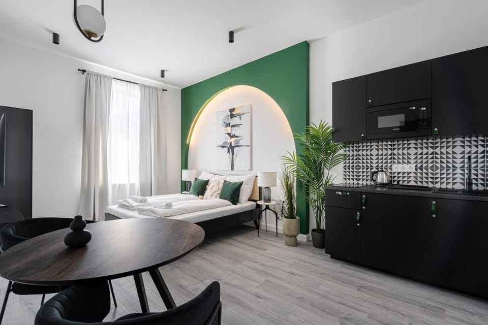 Bed, Kitchen or kitchenette, Seating area, Dining area, Bedroom