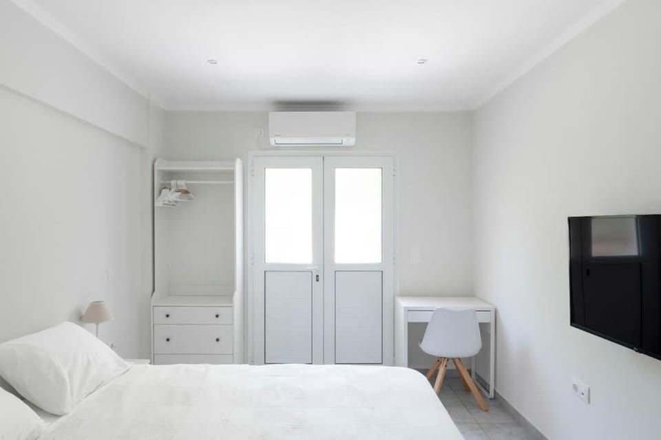 Bed, TV and multimedia, Photo of the whole room, Bedroom, wardrobe