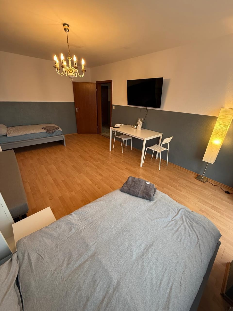 Bed, TV and multimedia, Photo of the whole room, Bedroom