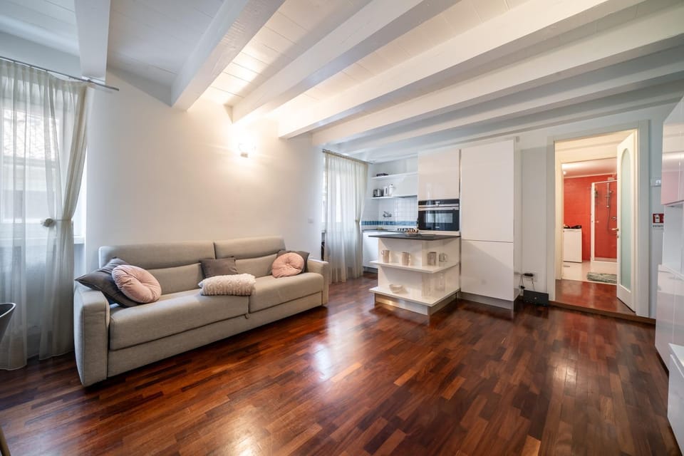 Bed, TV and multimedia, Kitchen or kitchenette, Living room, Photo of the whole room, Seating area
