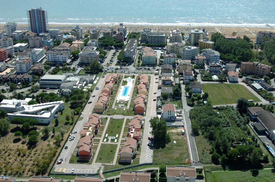 Property building, Neighbourhood, Bird's eye view, Beach, Pool view, Sea view, Swimming pool, Location