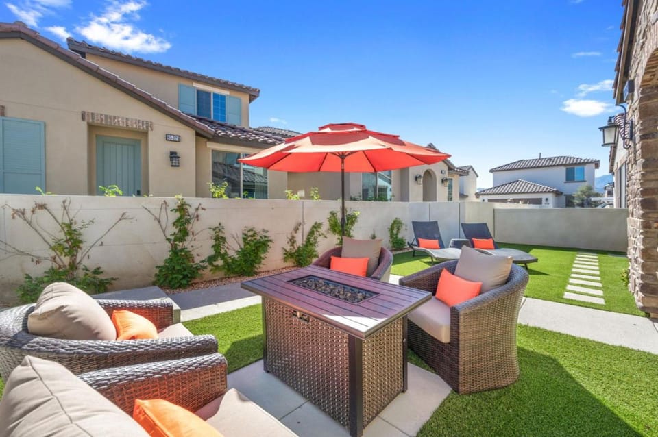 Desert Siesta Game Room Fire Pit EV Charger Dog Friendly House in La Quinta