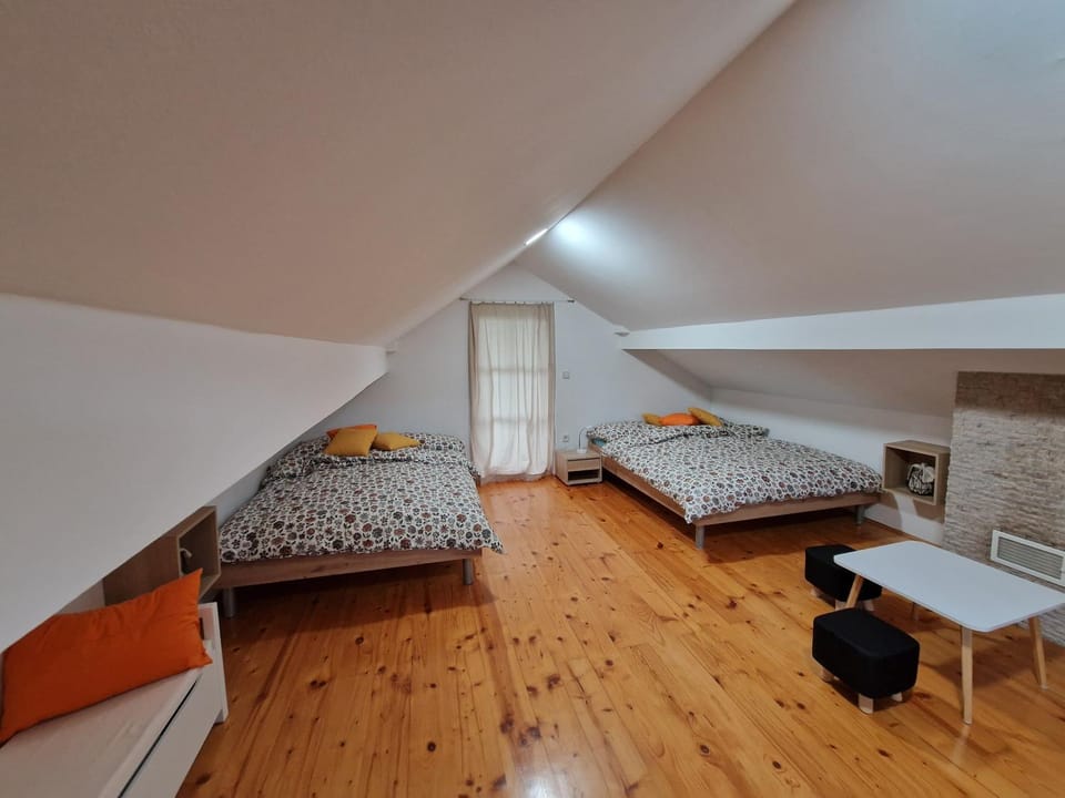 Bedroom, Pets