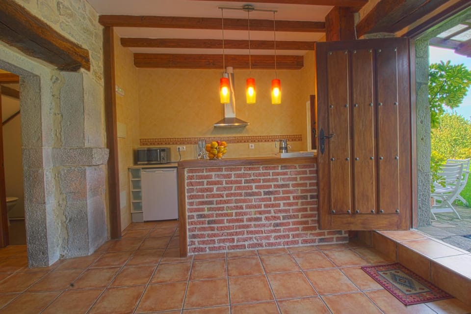 Kitchen or kitchenette, minibar, stove