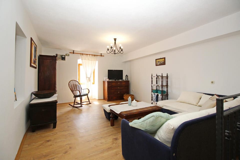 TV and multimedia, Living room, Seating area, Evening entertainment