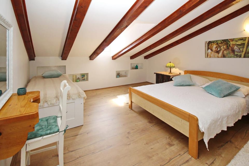 Photo of the whole room, Bedroom