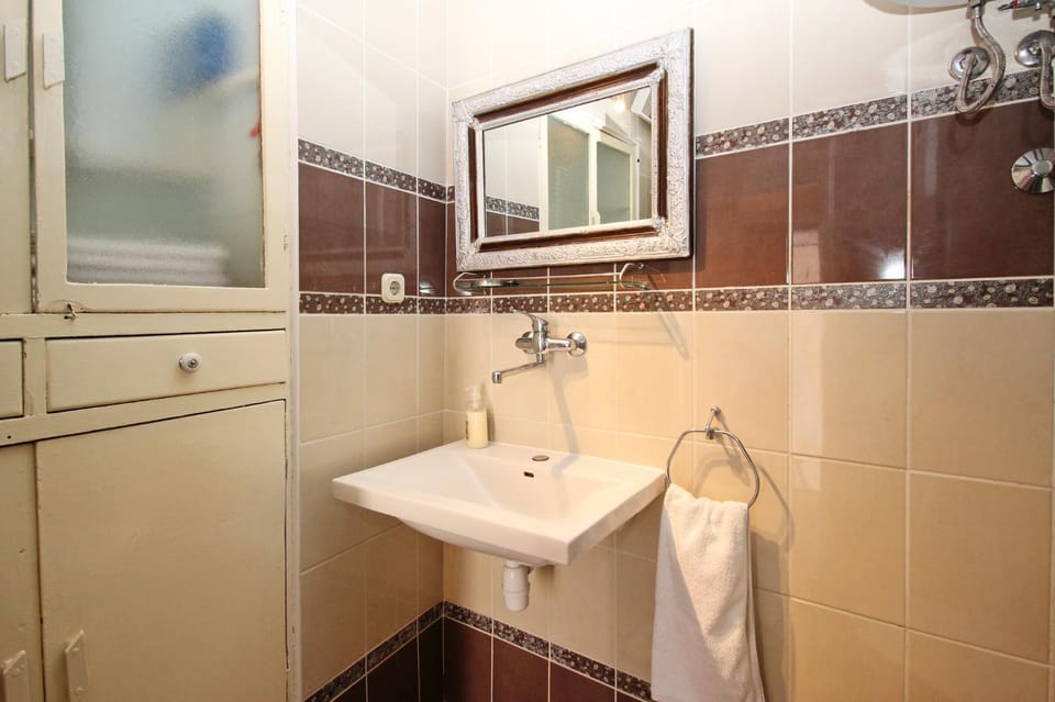 Bathroom, towels