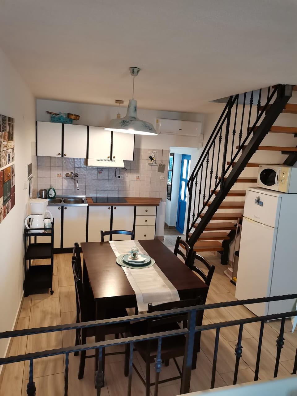 Kitchen or kitchenette, internet