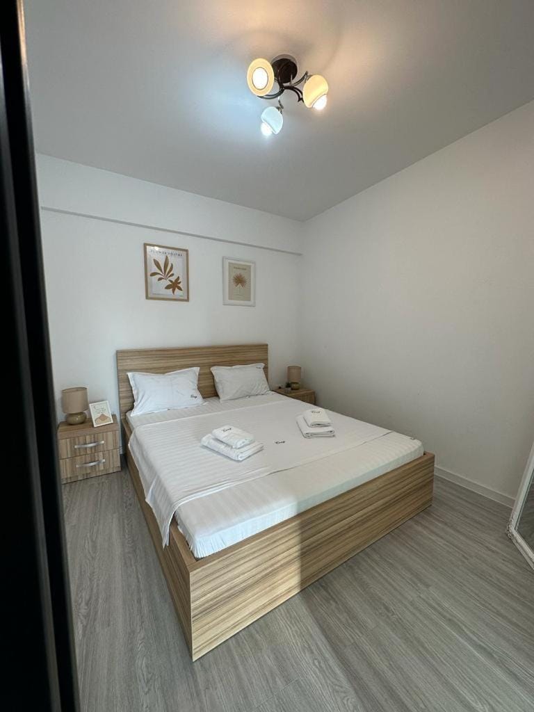 Bed, Photo of the whole room, Bedroom, fireplace, towels
