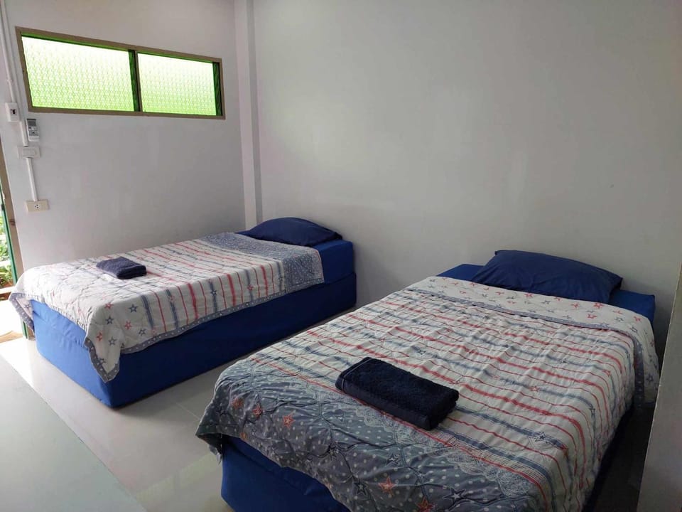 Bed, Bedroom, towels
