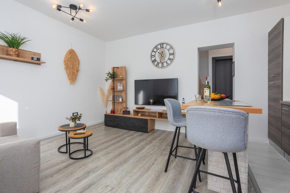 Communal lounge/ TV room, TV and multimedia, Seating area, Dining area