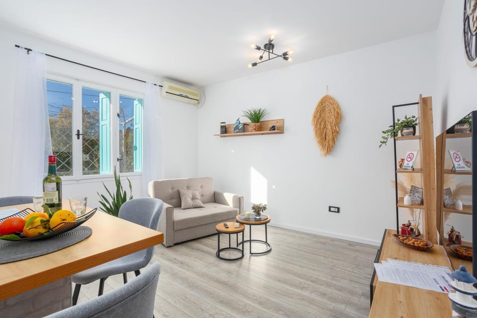 Living room, Seating area, Dining area, air conditioner