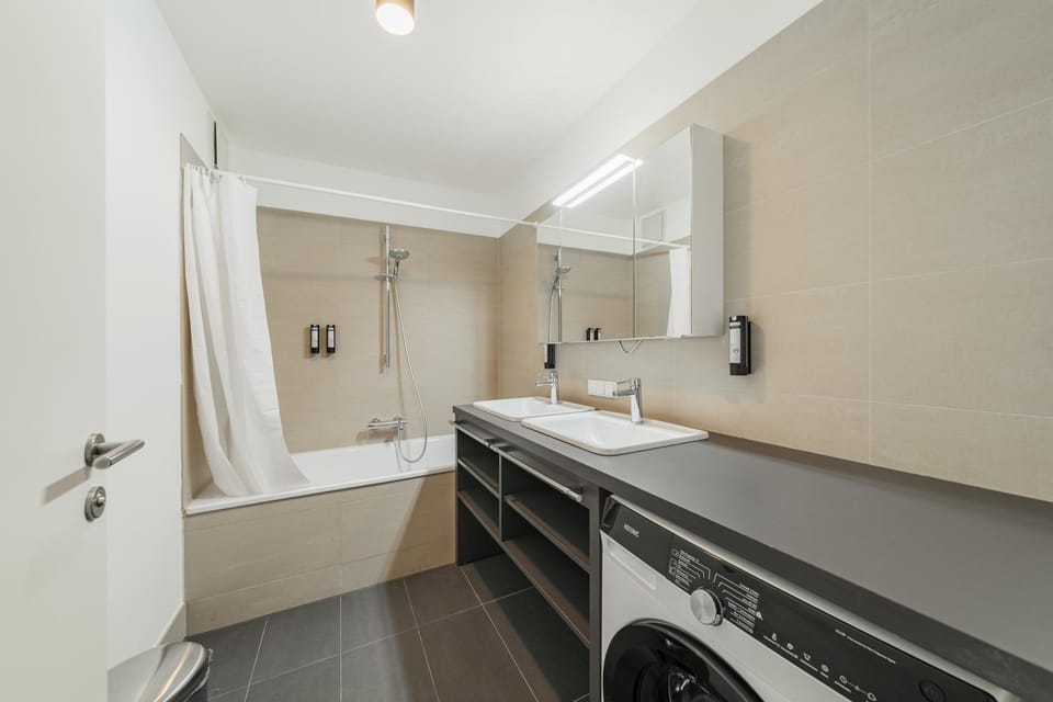 Bathroom, Bath, towels, washing machine